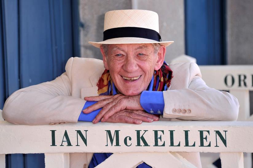 Il documentario su Ian McKellen è in lavorazione L'attore Ian McKellen sorridente