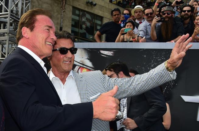 Arnold Schwarzenegger potrebbe rinunciare al nuovo film de I Mercenari Arnold Schwarzenegger e Sylvester Stallone sorridenti durante un evento