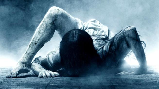 La clip di Rings che ha terrorizzato Facebook Samara nel poster di Rings