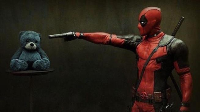 Arrivano online due nuovi video dal set canadese di Deadpool 2 Deadpool (Ryan Reynolds) tiene sotto tiro un orsetto di peluche