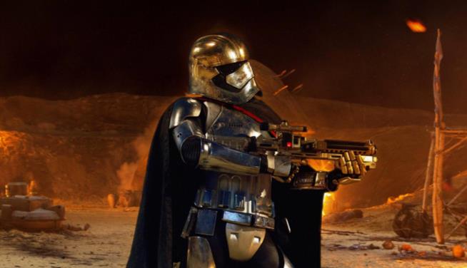 Star Wars: Gli Ultimi Jedi, Gwendoline Christie conosce il passato di Phasma Captain Phasma imbraccia un fucile