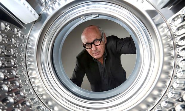 Film sul ciclo lavaggio della lavatrice con Michael Nyman Michael Nyman si affaccia nell'oblò della lavatrice in uno scatto di Matt Alexander