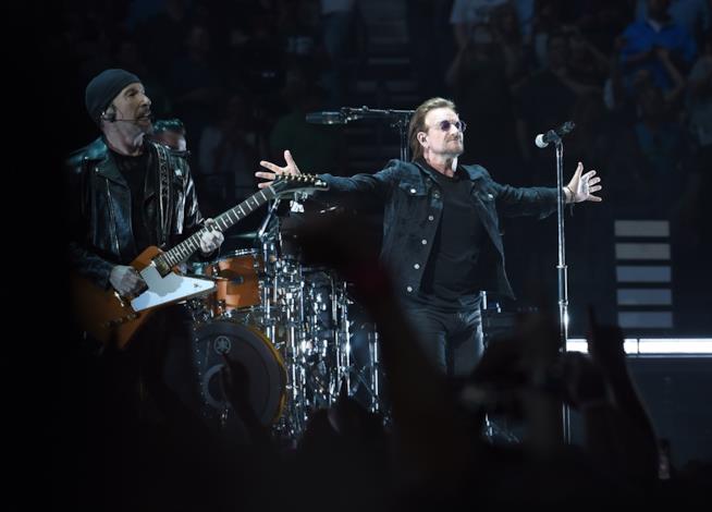 Bono perde la voce a Berlino: il concerto degli U2 viene annullato Bono in concerto con gli U2