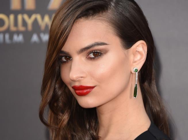 Emily Ratajkowski è stata vittima degli hacker su iCloud Primo piano di Emily Ratajkowski