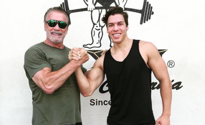 Joseph Schwarzenegger sulle orme del padre Joseph Schwarzenegger assieme al padre in una foto su Instagram
