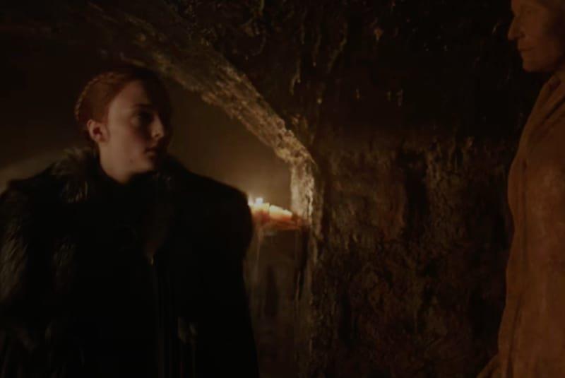 Sansa guarda la madre Catelyn Sansa Stark guarda la statua della madre Catelyn Stark