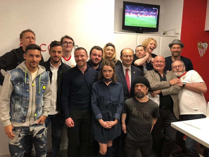 Il cast di Game of Thrones ha detto addio alla serie e ai personaggi che gli hanno cambiato la vita Parte del cast di Game of Throne durante l'ultimo giorno di riprese