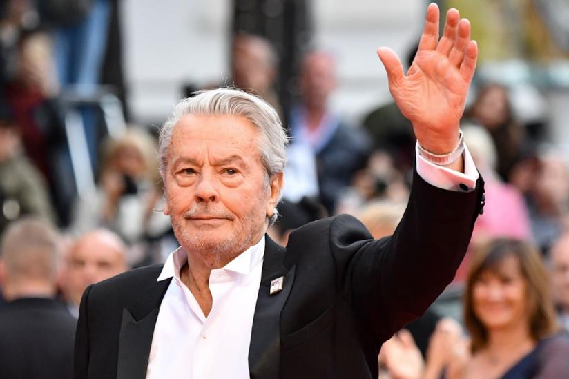 Alain Delon: condizioni stabili dopo l'ictus e l'operazione in Francia Alain Delon