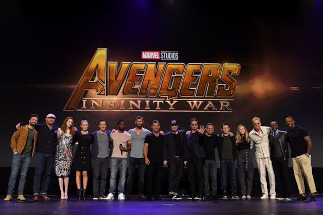 Gli Avengers riuniti sotto il logo di Infinity War Il cast di Avengers: Infinity War al gran completo