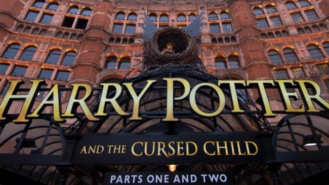 Harry Potter va in scena a teatro: biglietti introvabili fino a maggio 2017 ed è boom in libreria Harry Potter and The Cursed Child - sold out a Londra