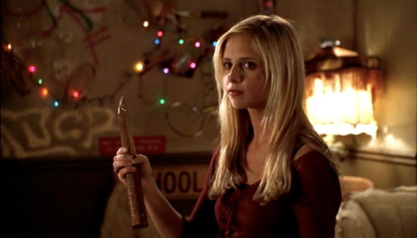 Sarah Michelle Gellar è Buffy l'Ammazzavampiri in una scena della serie TV Sarah Michelle Gellar in una scena di Buffy l'Ammazzavampiri