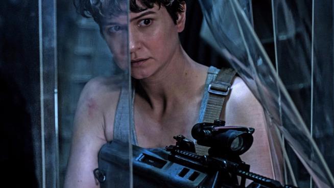 Katherine Waterston in Alien: Covenant, una nuova foto Un primo piano di Katherine Waterston