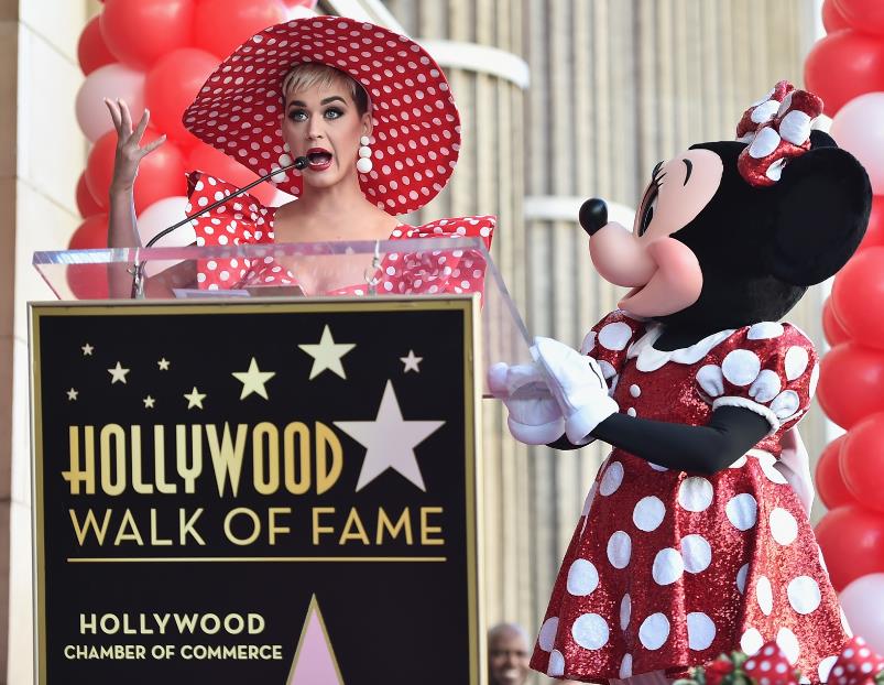 Katy Perry e Minnie Mouse Katy Perry e Minnie Mouse sulla Walk of Fame di Hollywood