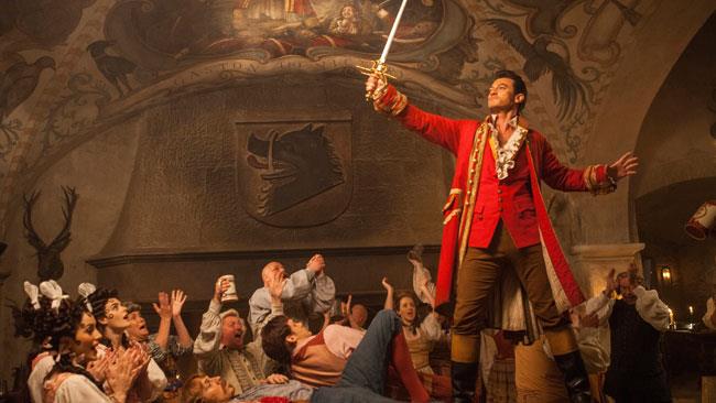 L'anteprima di due brani del live-action La Bella e La Bestia Luke Evans è Gaston in La Bella e La Bestia