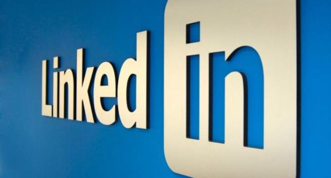 LinkedIn, pubblicità mirata su Facebook utilizzando le email di utenti non iscritti Il logo aziendale di LinkedIn