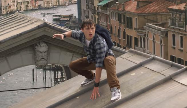 E se il Peter Parker di Spider-Man: Far From Home fosse in realtà un clone? L'ipotesi da un easter-egg scovato nel trailer! Peter Parker (Tom Holland) in una scena del primo trailer di Spider-Man: Far From Home