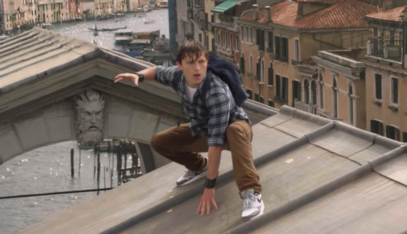 E se il Peter Parker di Spider-Man: Far From Home fosse in realtà un clone? L'ipotesi da un easter-egg scovato nel trailer! Peter Parker (Tom Holland) in una scena del primo trailer di Spider-Man: Far From Home