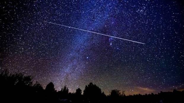 Notte di San Lorenzo, i consigli per vedere al meglio le stelle cadenti Stella cadente attraversa uno splendido cielo notturno