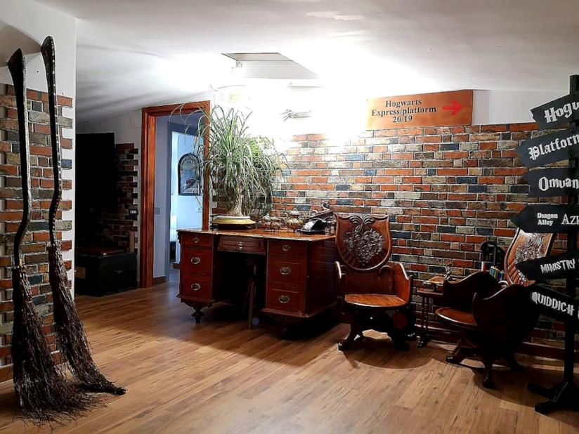 Visita l'appartamento Platform20/19 a tema Harry Potter a Matera La zona giorno del Platform20/19 a tema Harry Potter