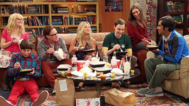 È ufficiale: The Big Bang Theory è stata rinnovata per altre 2 stagioni Il cast di The Big Bang Theory impegnato nel rito del pranzo