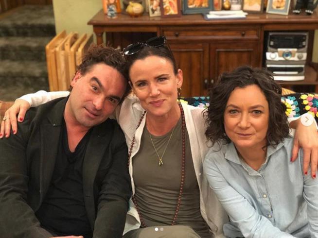 Johnny Galecki e Juliette Lewis si aggiungono al cast di The Connors Foto dal profilo Instagram di Juliette Lewis con Johnny Galecki e Sara Gilbert