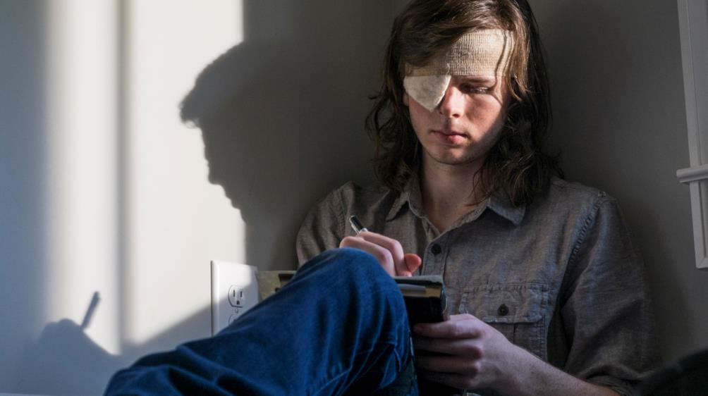 Carl scrive nell'episodio 8x09 di The Walking Dead Carl Grimes è stato morso da uno zombie. Cosa accadrà nei nuovi episodi di The Walking Dead 8