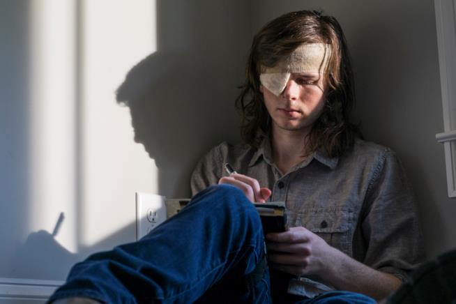 Il regista Greg Nicotero ha pianto per la mid-season premiere di The Walking Dead Carl e Rick in una scena da The Walking Dead