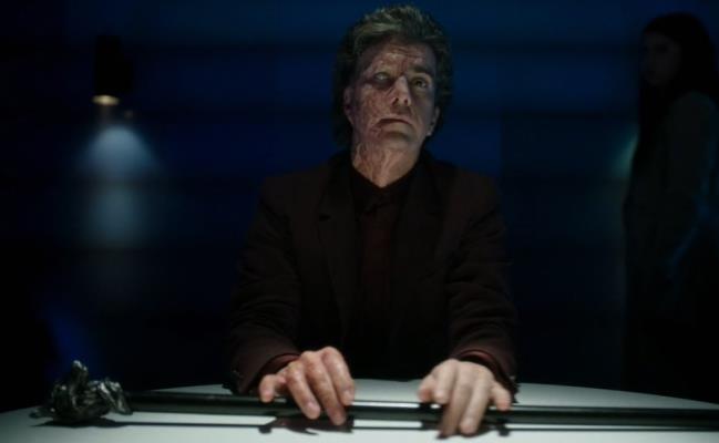 Clark, l'interrogatore della Divisione Tre Hamish Linklater è Clark, l’interrogatore della Divisione Tre