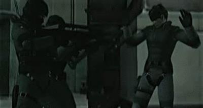 Metal Gear Solid: un viaggio tra le migliori frasi dal videogioco Snake combatte un'orda di nemici