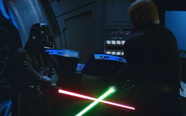 Spiegato il motivo dietro il colore delle spade laser di Star Wars Una scena di Star Wars