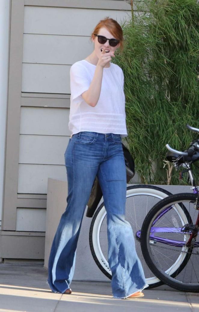 Emma Stone in jeans Emma Stone passeggia con un paio di jeans larghi