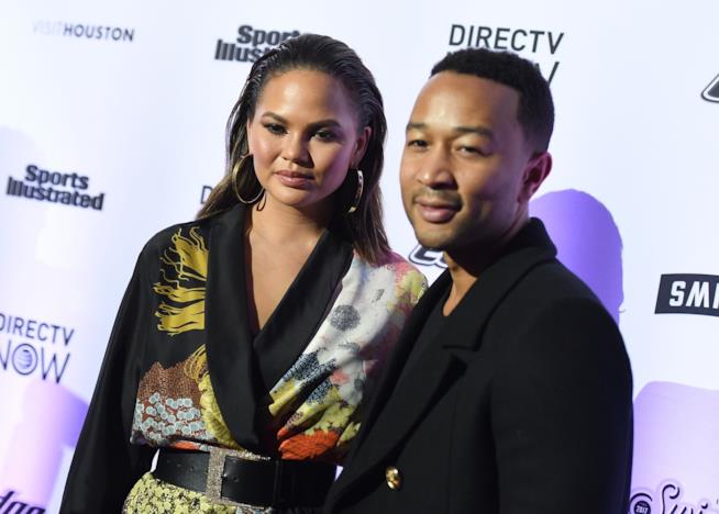 Chrissy Teigen ha confessato di soffrire di depressione post partum Chrissy Teigen con il marito John Legend