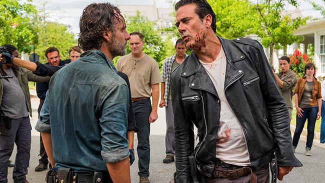 The Walking Dead: AMC ha deciso di ridurre il contenuto di violenza della serie Rick (Andrew Lincoln) e Negan (Jeffrey Dean Morgan) nel finale di mid-season della stagione 7