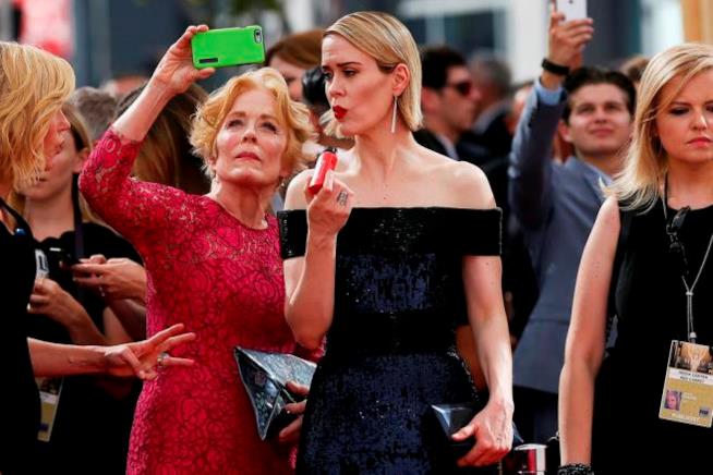 Holland Taylor e Sarah Paulson insieme e non solo per un selfie Holland Taylor e Sarah Paulson si mettono in posa per un selfie insieme