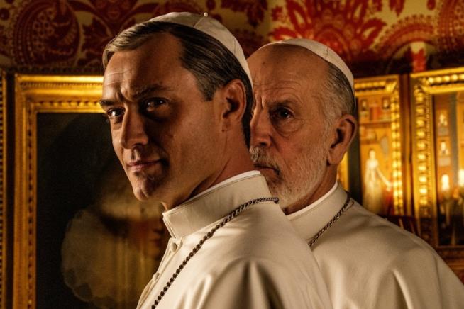 Jude Law e John Malkovich nella prima foto ufficiale di The New Pope Jude Law e John Malkovich