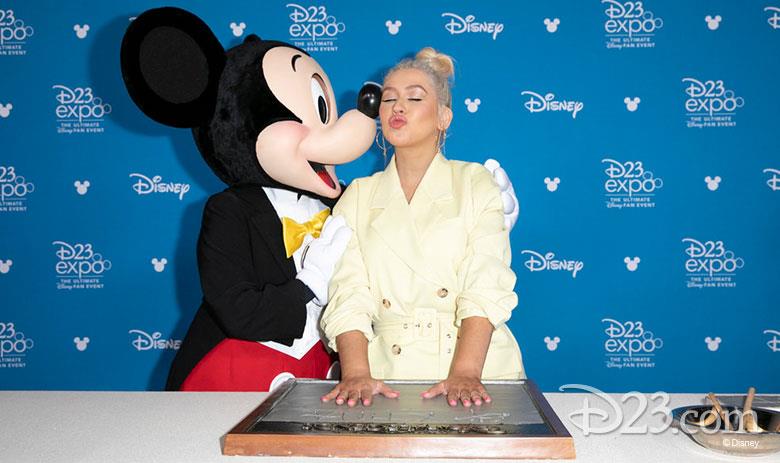 Christina Aguilera premiata a D23 Expo La popstar Christina Aguilera con Topolino