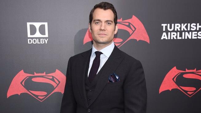 Henry Cavill ha gareggiato in una corsa nel fango con i Royal Marines ed è stato ben poco Superman Henry Cavill alla prima di Batman v Superman
