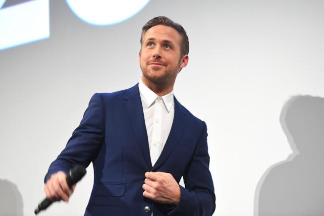 Ryan Gosling potrebbe essere il giovane Willy Wonka L'attore Ryan Gosling in posa