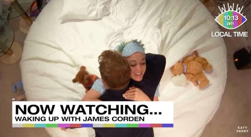 Katy Perry e il Witness World Wide in live-stream Katy Perry e James Corden che si abbracciano