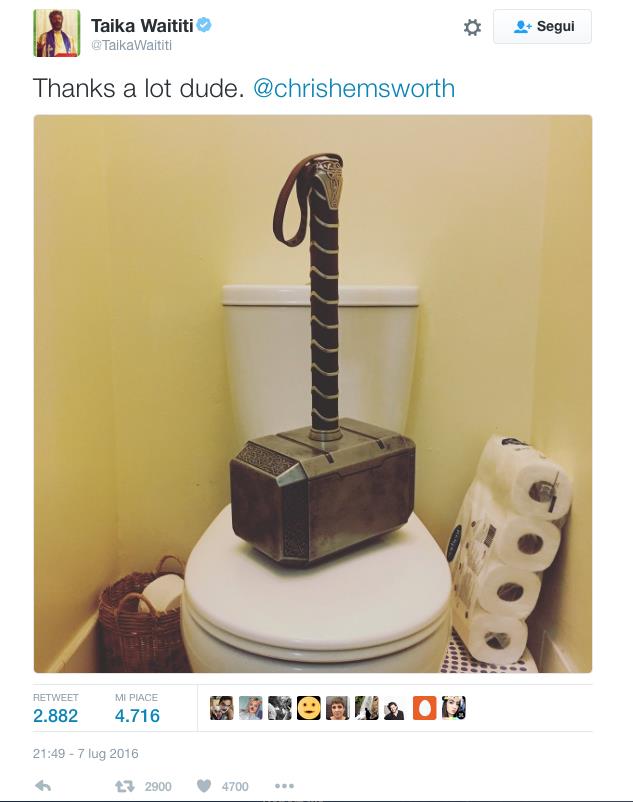 La foto pubblicata su twitter dal regista di Thor Ragnarok Usi alternativi del martello di Thor