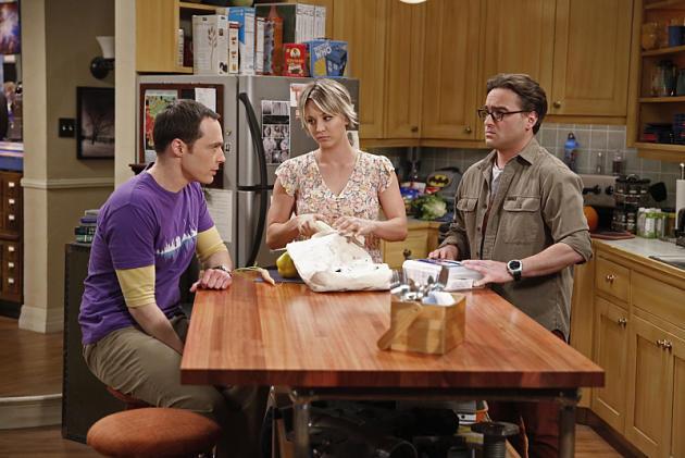 Penny, Leonard e Sheldon Penny in cucina tra Leonard e Sheldon