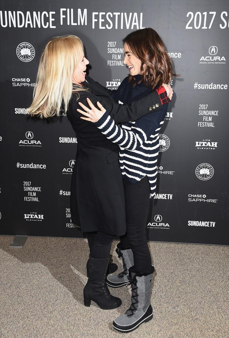Lily Collins parla della sua lotta contro l'anoressia Lily Collins abbracciata alla regista Marti Noxon