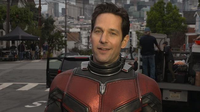 Paul Rudd mostra il nuovo costume di Ant-Man direttamente sul set I vecchi costumi di Ant-Man e di Wasp
