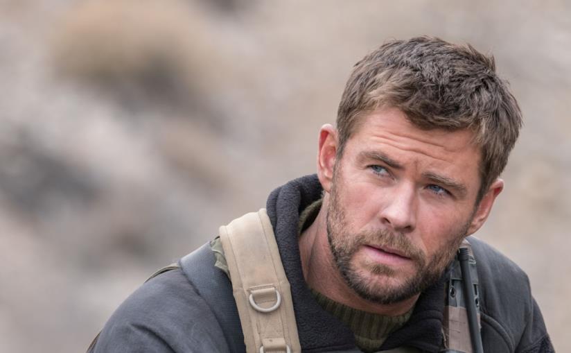 A cavallo contro i terroristi: la recensione di 12 Soldiers con protagonista Chris Hemsworth Chris Hemsworth