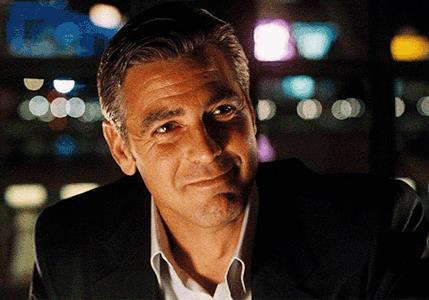 George Clooney sorprende un'anziana fan per il compleano Il sorriso disarmante di George Clooney