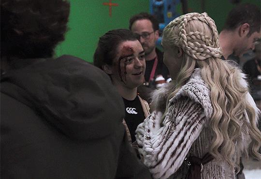 Emilia Clarke saluta Maisie Williams durante il suo ultimo giorno di riprese Emilia Clarke e Maisie Williams sul set dell'ottava stagione di GoT