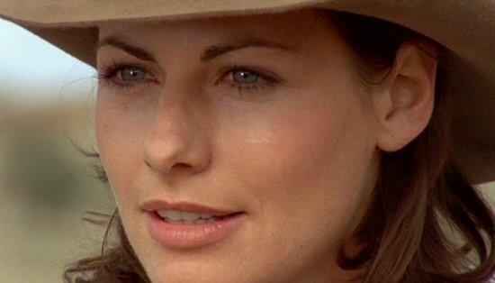 Claire in una scena di Le Sorelle McLeod Un intenso sguardo di Claire McLeod
