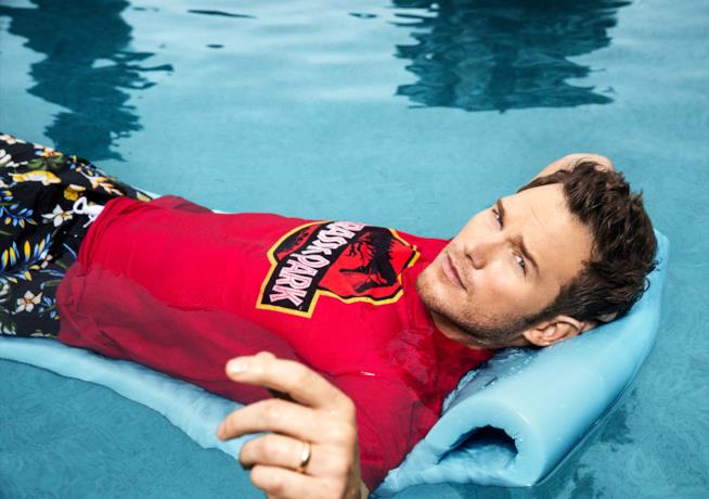 Chris Pratt, sarà in Guardiani della Galassia Vol. 2 e ne I Magnifici 7 Chris Pratt indossa una t-shirt di Jurassic Park in piscina