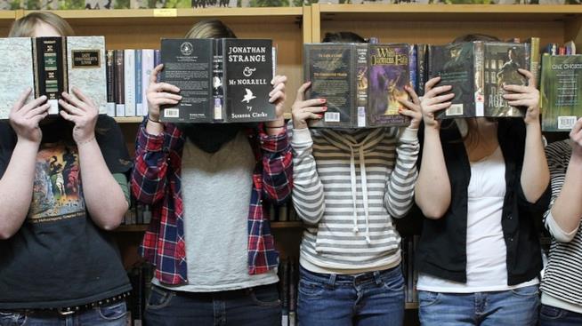 20 libri da leggere assolutamente prima di aver compiuto 20 anni: la classifica Ragazzi che leggono libri