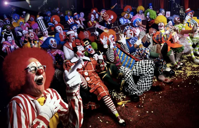 IT organizza una proiezione speciale per i clown Una schiera di clown al cinema